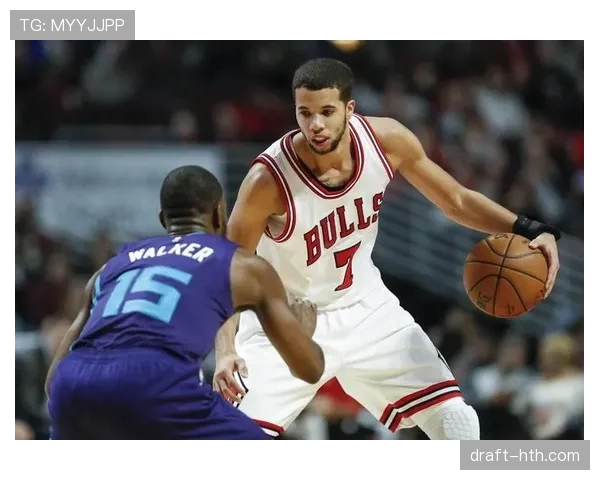 沙勒罗瓦锋线火力全开，状态复苏引发球迷热议