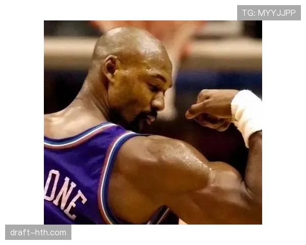 奥尼尔篮下强攻提升掩护效率引领球队内线统治力