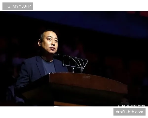 刷到刘国梁拎着小塑料袋出现在路边，我差点以为认错人